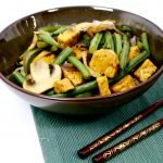 Groene wokschotel met tempeh