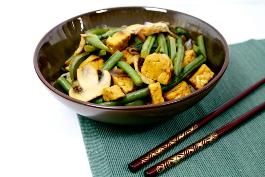 Groene wokschotel met tempeh